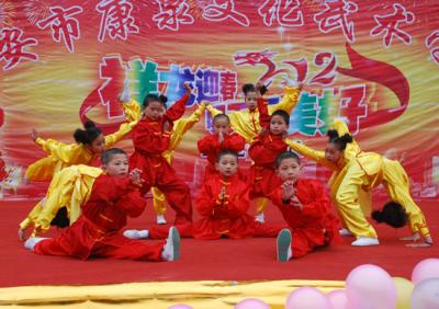 祥龙迎春 广安康泉文武学校喜庆新年到来